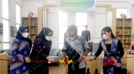 Pengguntingan pita oleh Kepala Dinas Pariwisata Kutai Timur, Nurullah, pertanda Pojok Kreatifitas dan Informasi resmi diluncurkan (18/11/2021). (foto:Istimewa)