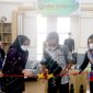 Pengguntingan pita oleh Kepala Dinas Pariwisata Kutai Timur, Nurullah, pertanda Pojok Kreatifitas dan Informasi resmi diluncurkan (18/11/2021). (foto:Istimewa)