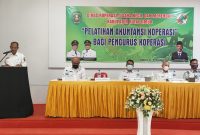 Kepala Dinas Koperasi dan Usaha Mikro Kecil Menengah (Diskop UKM) Kutai Timur, Darsafani saat menyampaikan sambutan (17/11/2021). (foto: bollem)