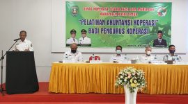 Kepala Dinas Koperasi dan Usaha Mikro Kecil Menengah (Diskop UKM) Kutai Timur, Darsafani saat menyampaikan sambutan (17/11/2021). (foto: bollem)