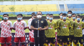 Wakil Bupati Kab.Kutai Timur, Kasmidi Bulang saat memberikan sambutan di acara Launching tim dan Jersey Persikutim, di Studion Kudungga Sangatta. (Foto Rzl)