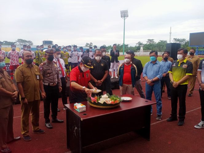 
 Potong Tumpeng Tandai Launching Jersey dan Tim Persikutim untuk Liga 3 PSSI Kaltim