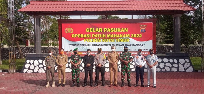 Foto bersama unsur Forkopimda usai gelar pasukan Operasi Patuh Mahakam 2022 (Foto Tj)