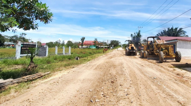 
 DPU Kutim Mulai Perbaiki Jalan di Rantau Pulung
