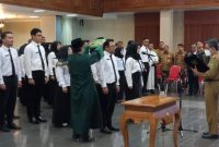 pengangkatan kepada 37 orang Pegawai Negeri Sipil (PNS) yang digelar di ruang Meranti Kantor Sekretariat Kabupaten Kutim, Senin (15/5/2023).