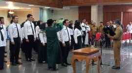 pengangkatan kepada 37 orang Pegawai Negeri Sipil (PNS) yang digelar di ruang Meranti Kantor Sekretariat Kabupaten Kutim, Senin (15/5/2023).