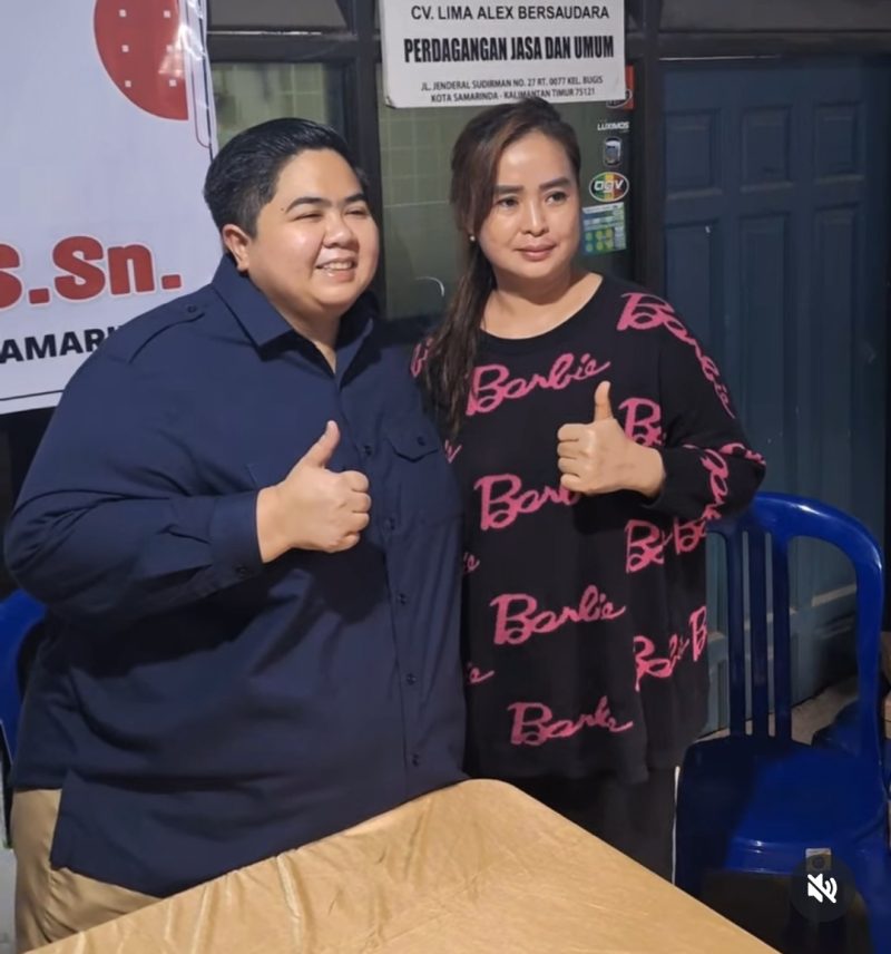 Wakil Ketua DPRD Kaltim, Ananda Emira Moeis berfoto bersama masyarakat.